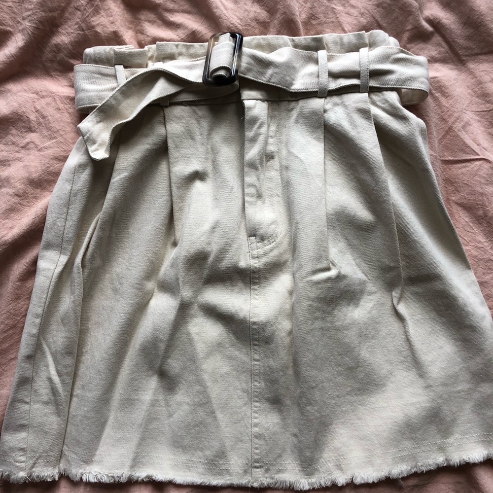 Oatmeal pleated skirt with belt